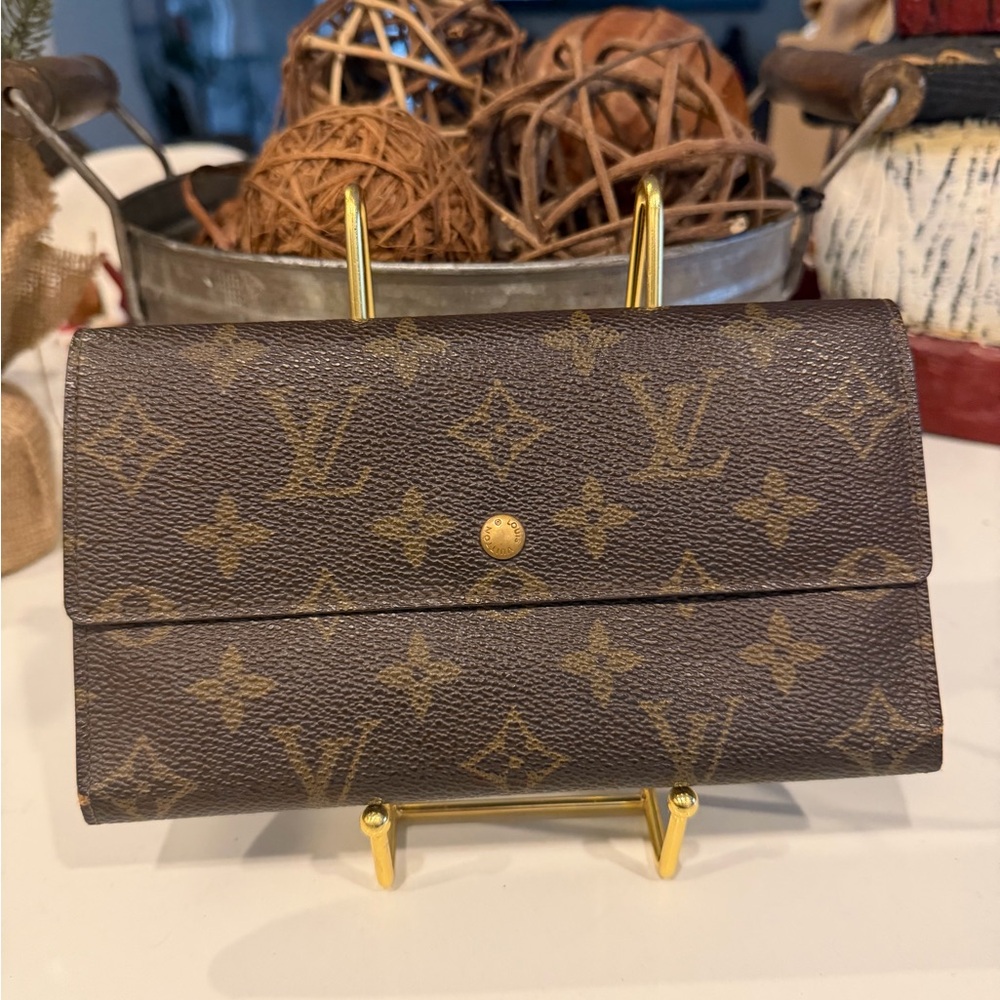 Louis Vuitton Classic Monogram Wallet. - Picture 3 of 13